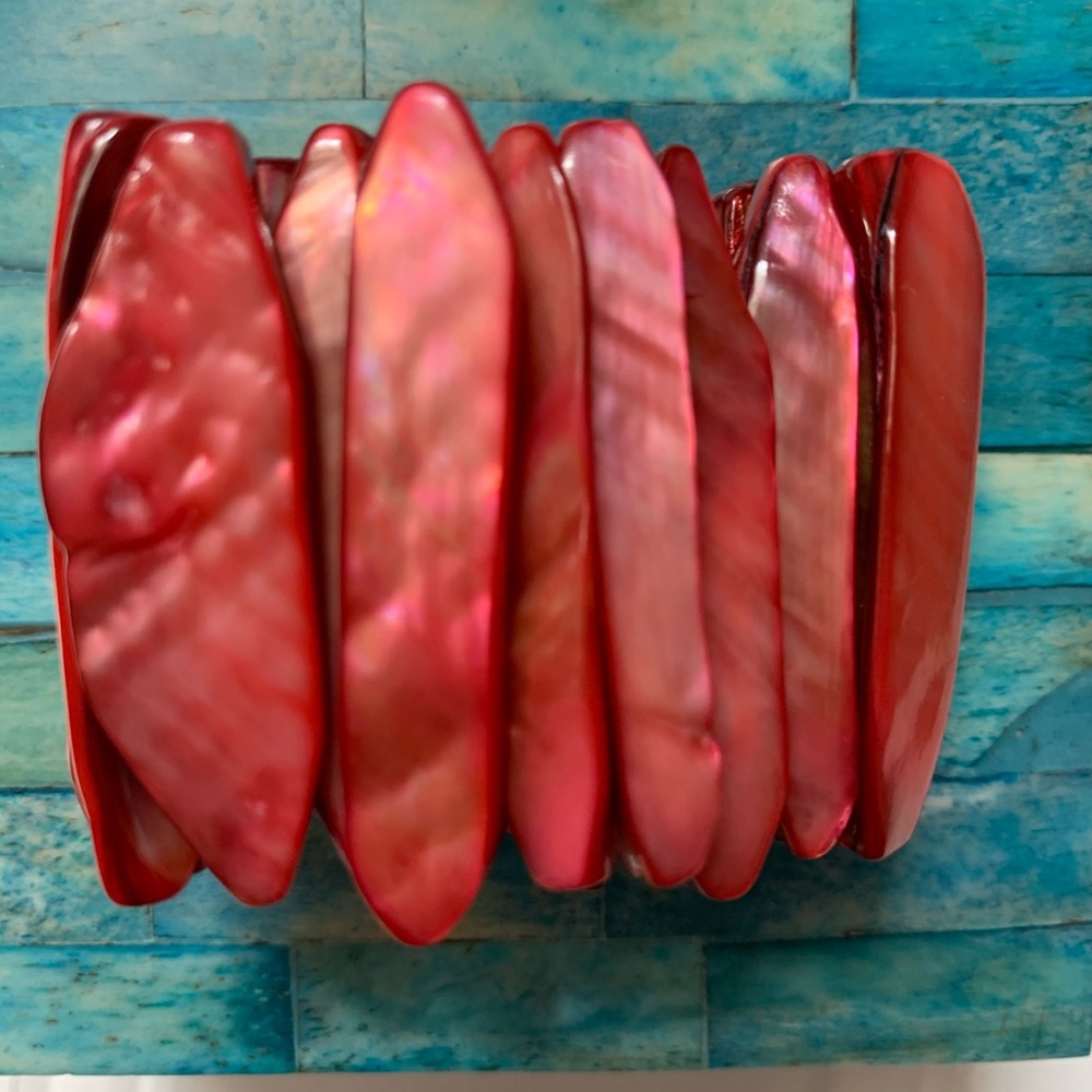 Red Expandable Shell Glass Bracelet - Picture 7 of 10